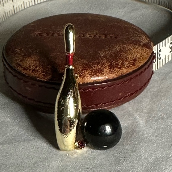 Vintage bowling pin and ball brooch - Picture 2 of 5